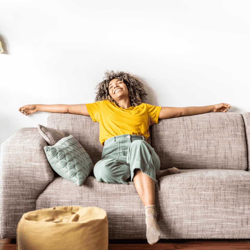 Frau entspannt sich auf dem Sofa mit sauberer Luft woman sofa