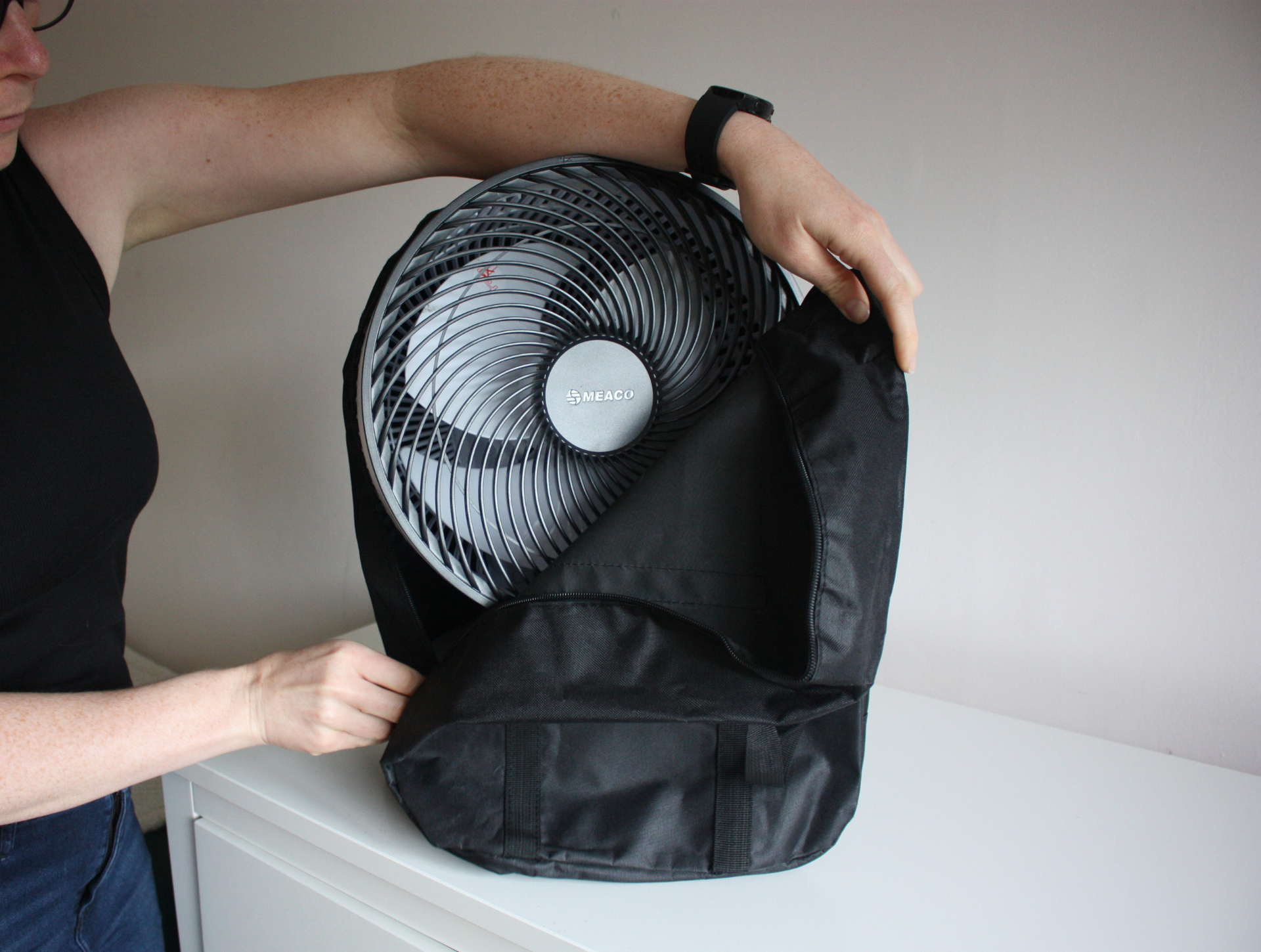 Der Meaco Ventilator wird in seine passende Tasche gestellt.
