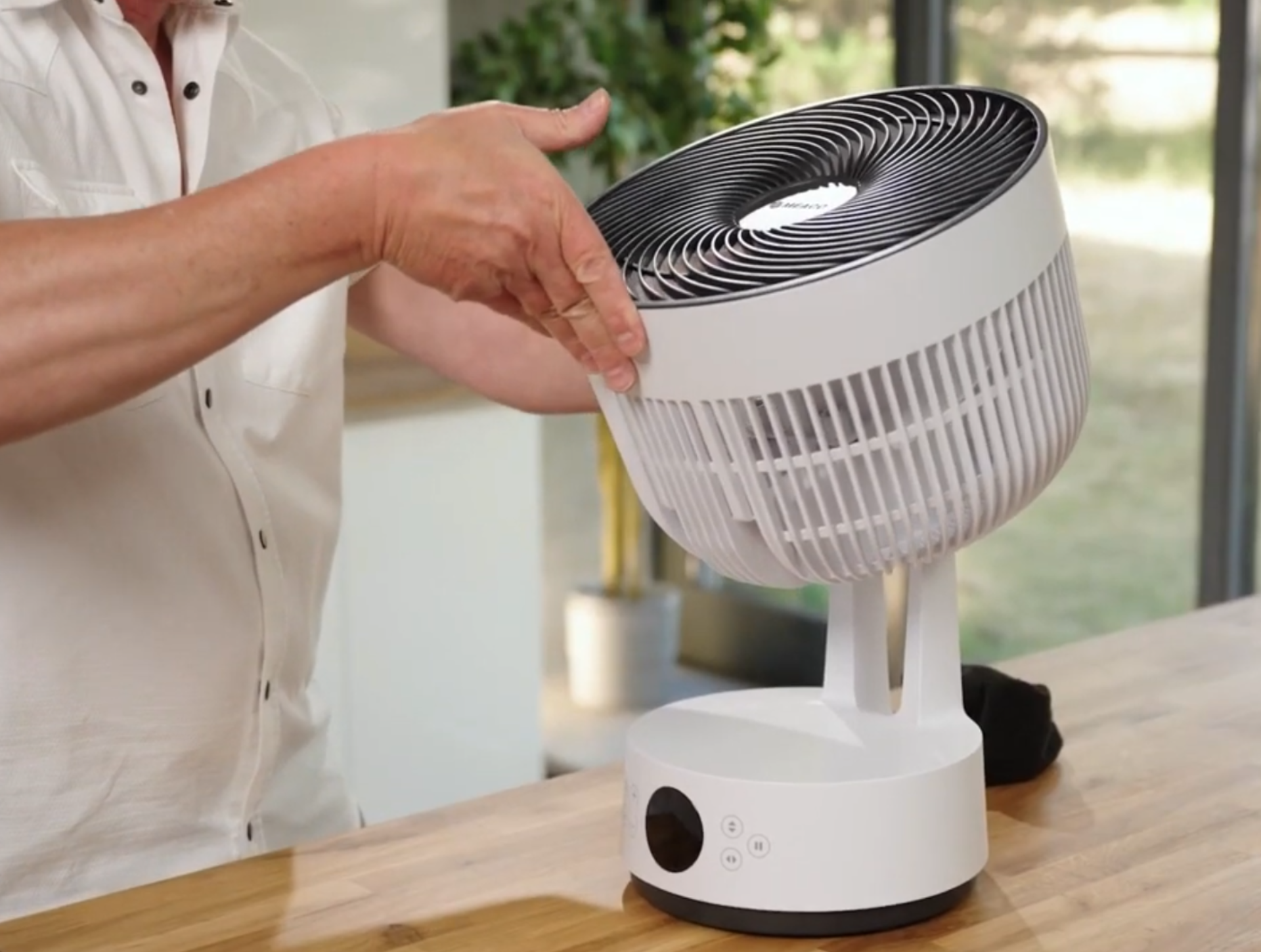 So reinigen Sie Ihren MeacoFan Sefte® Ventilator mit Chris Michael (2)