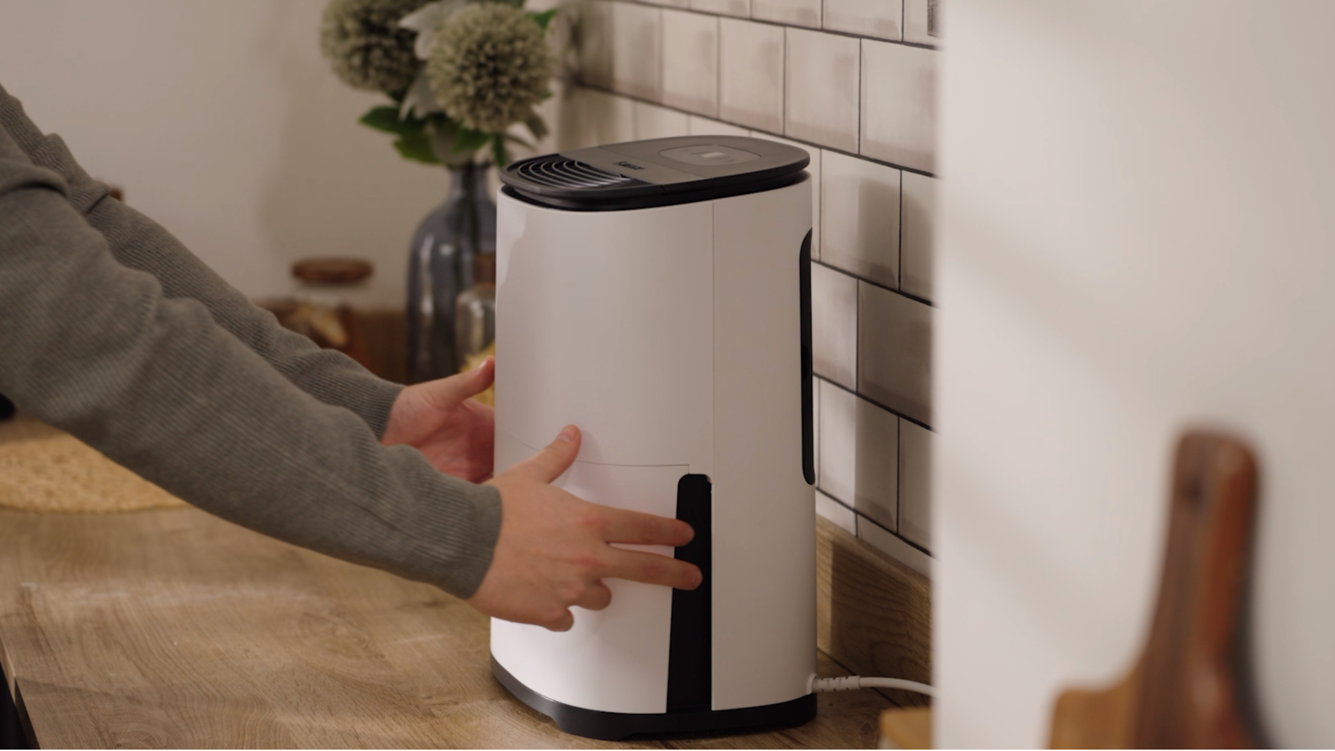 MeacoDry-Arete-6L-Wassertank-auf-Küchenarbeitsplatte-entfernt-1