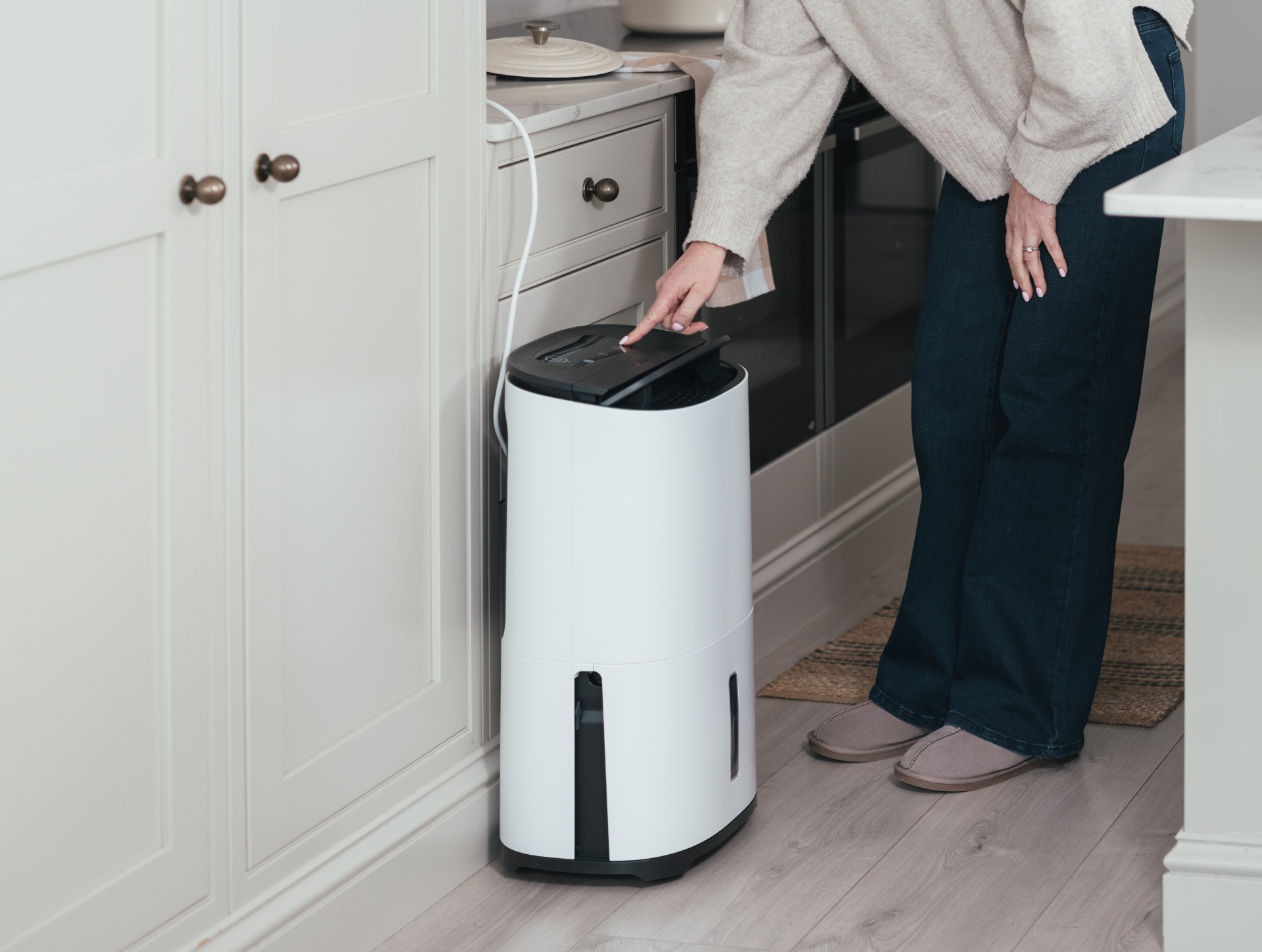 Platzsparender Meaco-Luftentfeuchter, der direkt an einer Wand aufgestellt wird.