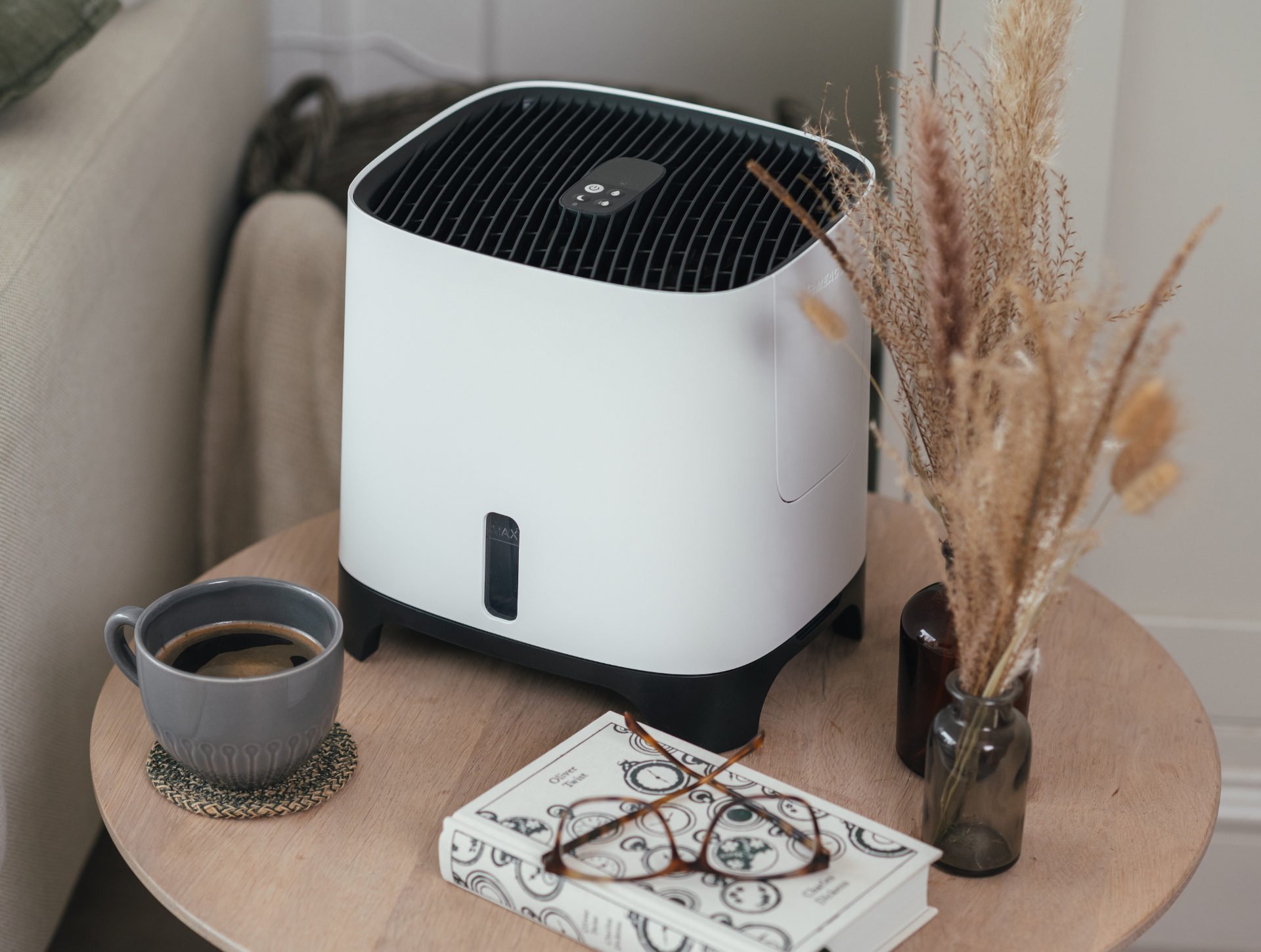 Meaco Armin Verdunstungs-Luftbefeuchter auf einem Couchtisch mit Büchern