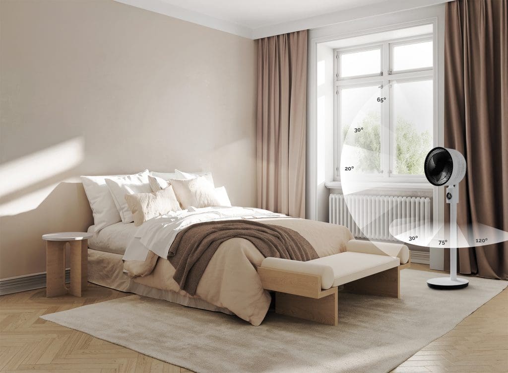 Ventilateur sur pied MeacoFan Sefte 10 avec fonction d'oscillation dans une chambre moderne pour illustrer la taille et les proportions